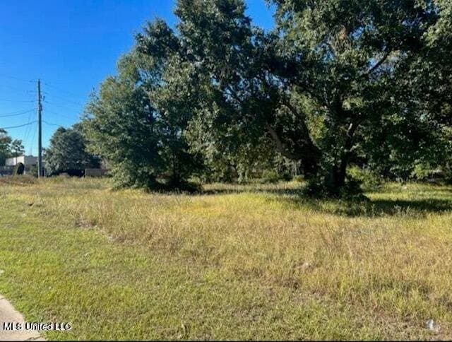 Listing photo 3 for 2186 Pass Rd, Biloxi MS 39531