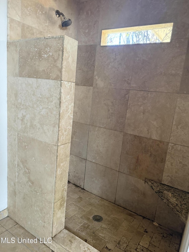 bathroom featuring tiled shower