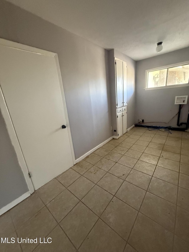 unfurnished room featuring light tile patterned flooring