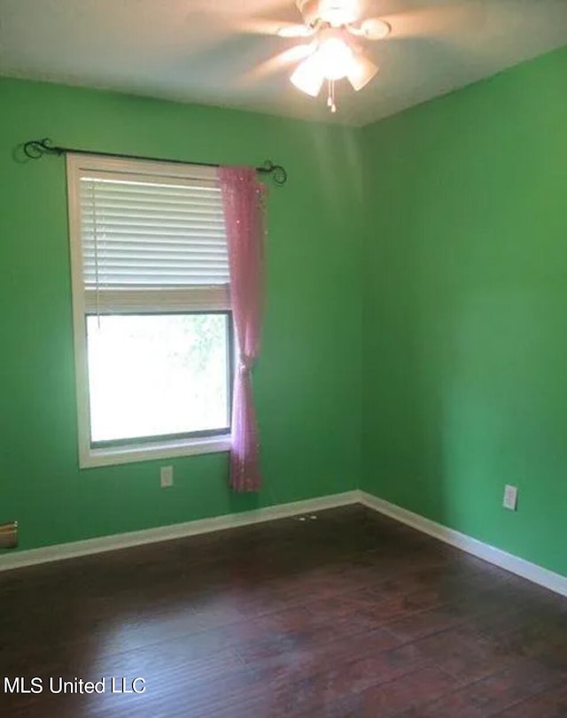 unfurnished room with dark wood-type flooring and ceiling fan