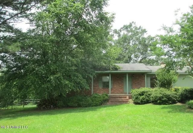 view of front of house featuring a front yard