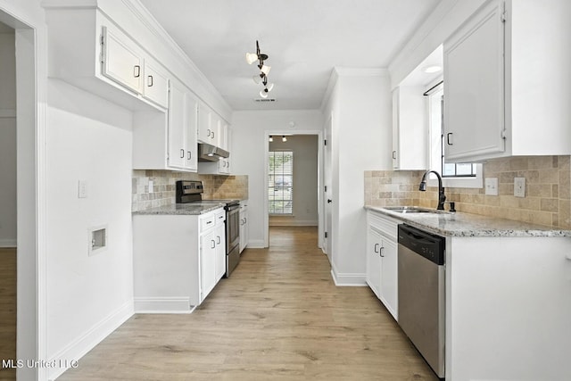 132 Bent Creek Dr, Brandon, MS 39047 - kitchen with stainless steel appliances, under cabinet range hood, light wood-type flooring, ornamental molding, and decorative backsplash