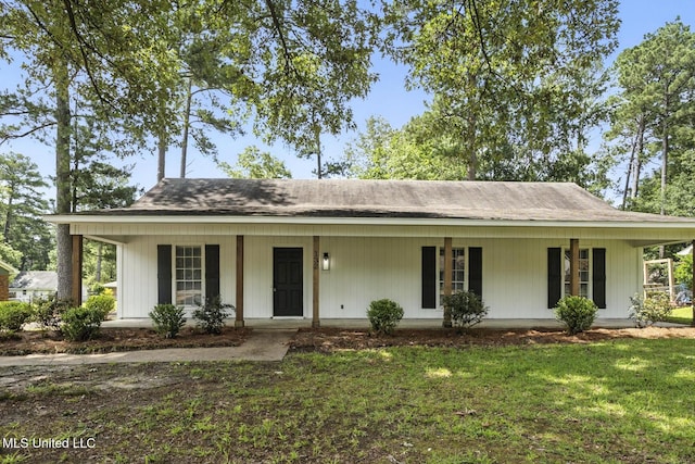 132 Bent Creek Dr, Brandon, MS 39047 - view of front of house featuring a porch and a front yard