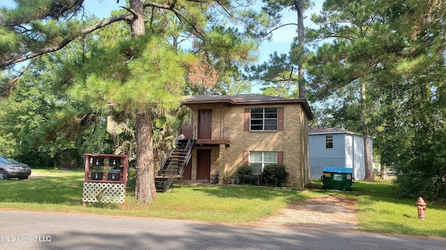 view of front of home featuring a front yard