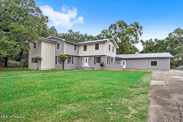 view of front of home featuring a front yard