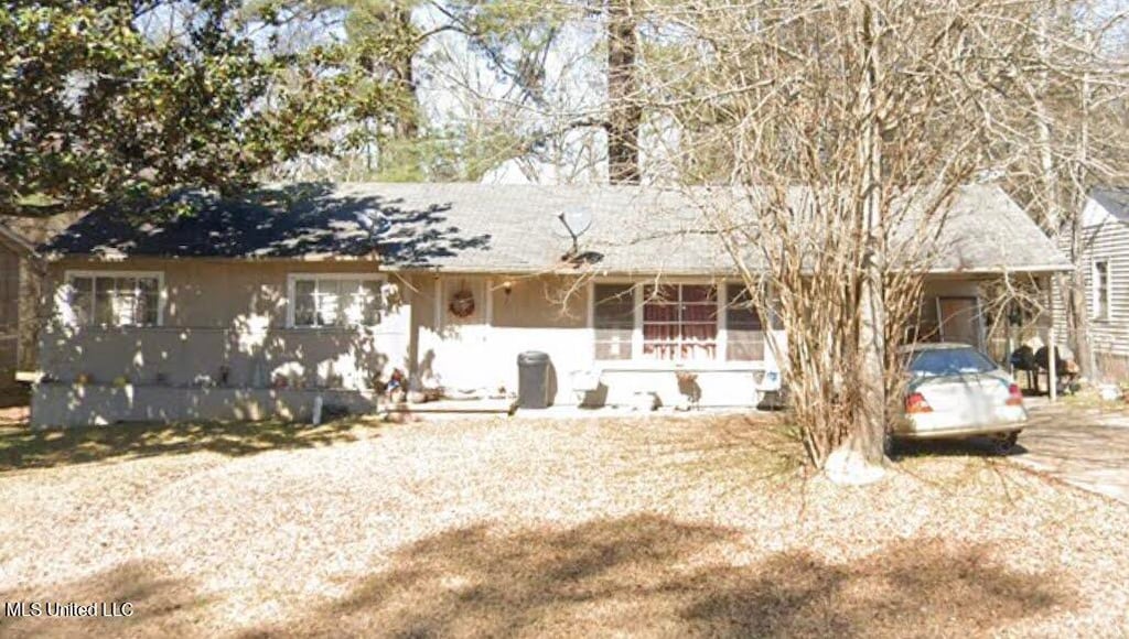 view of front facade with a carport