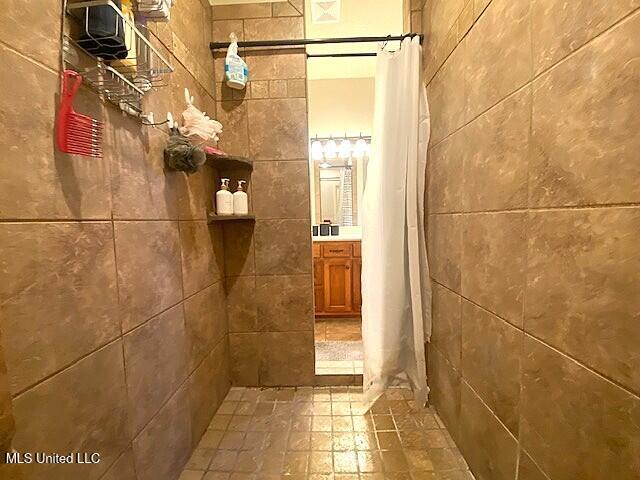 771 Robertson Way, Hernando, MS 38632 - bathroom featuring tiled shower