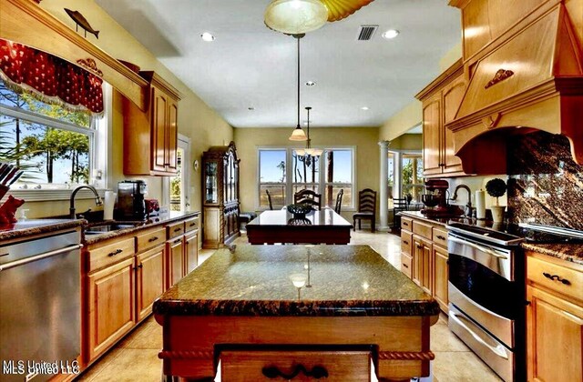 6301 Mary Mahoney Dr, Ocean Springs, MS 39564 - kitchen featuring appliances with stainless steel finishes, a center island, plenty of natural light, a sink, and recessed lighting