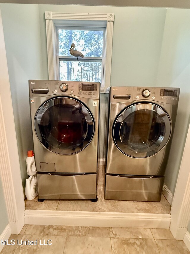 6301 Mary Mahoney Dr, Ocean Springs, MS 39564 - washroom featuring independent washer and dryer, baseboards, and tile patterned flooring