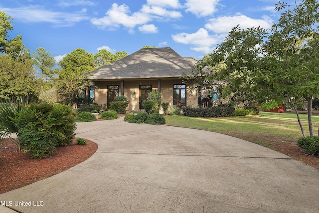 view of front of home featuring a front lawn