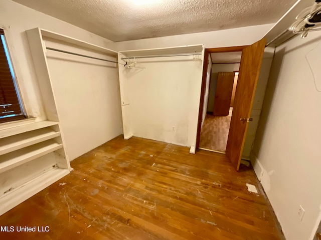 spacious closet with dark hardwood / wood-style floors