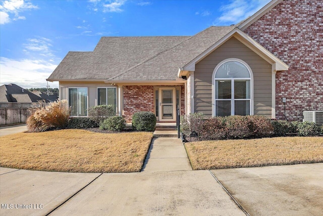 view of front of house featuring a front yard