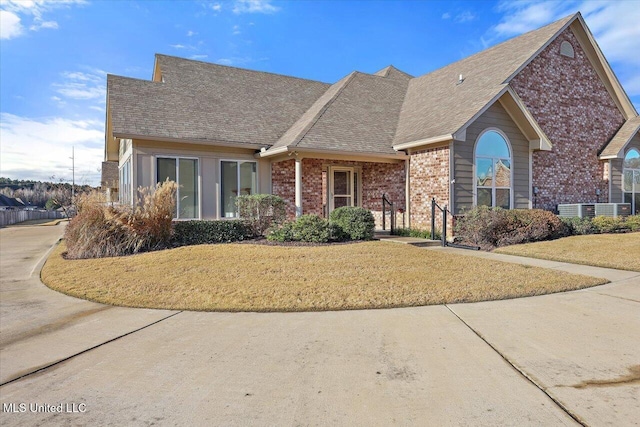 view of front facade featuring a front lawn