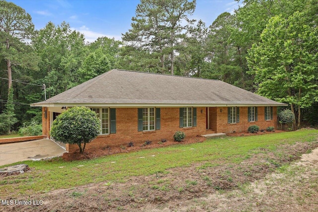 ranch-style home featuring a front lawn