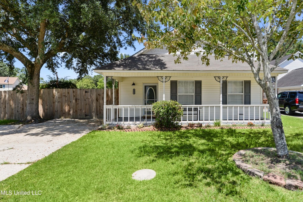 view of front of home featuring a front lawn and covered porch