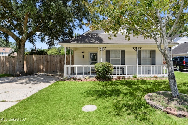 view of front of home featuring a front lawn and covered porch