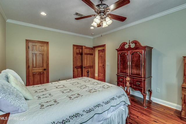 bedroom featuring dark hardwood / wood-style flooring, crown molding, and ceiling fan