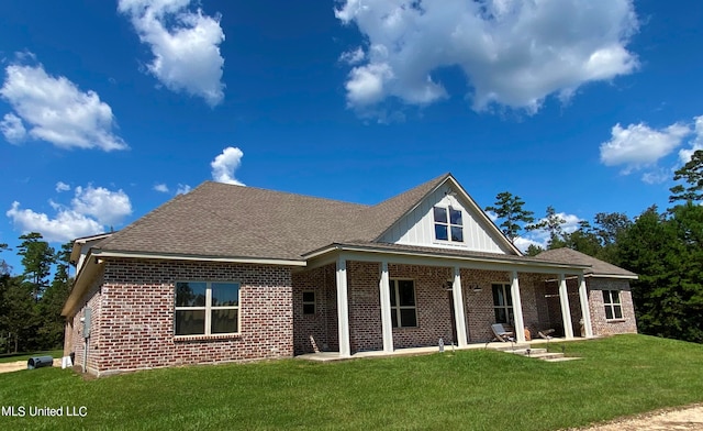 view of front of house featuring a front yard