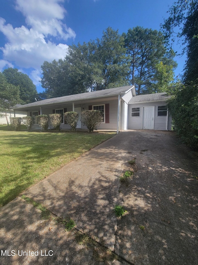 ranch-style house featuring a front yard