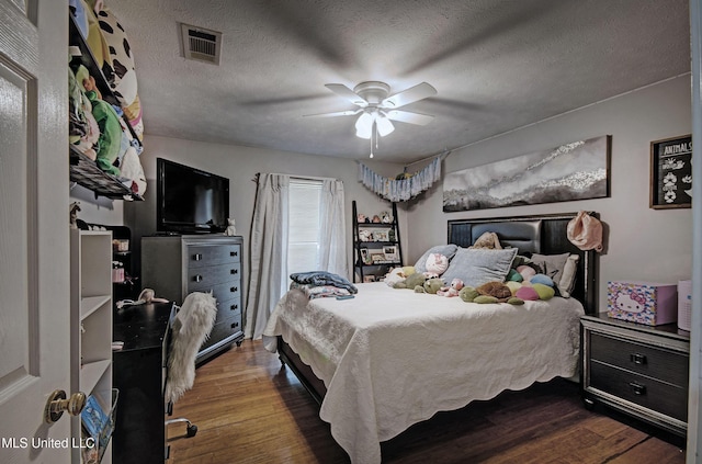 506 Ridge Cir, Brandon, MS 39047 - bedroom featuring wood finished floors, a textured ceiling, and a ceiling fan