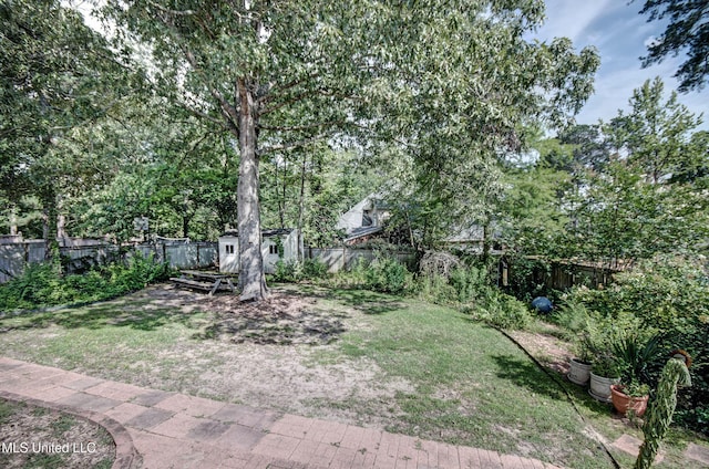 506 Ridge Cir, Brandon, MS 39047 - fenced backyard featuring a storage shed