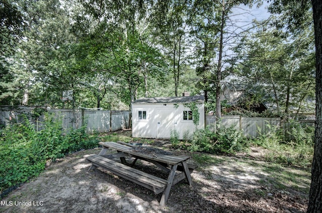 506 Ridge Cir, Brandon, MS 39047 - fenced backyard featuring a storage shed