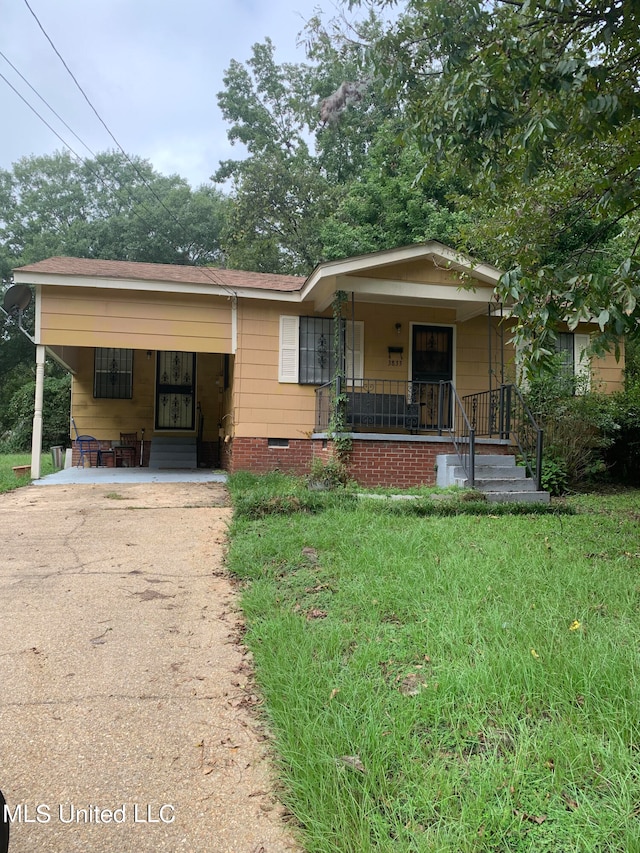 view of front of property featuring a porch, a front yard, and a carport