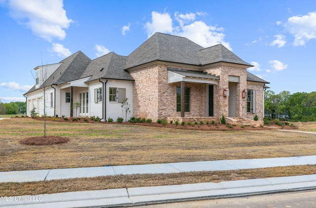 view of front of property featuring a front yard and a garage