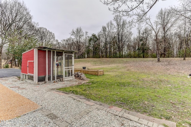 view of yard featuring an outdoor structure