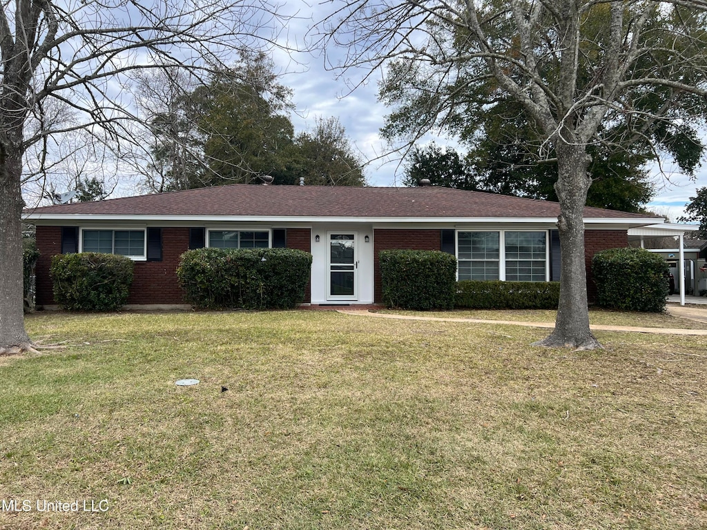 single story home featuring a front yard