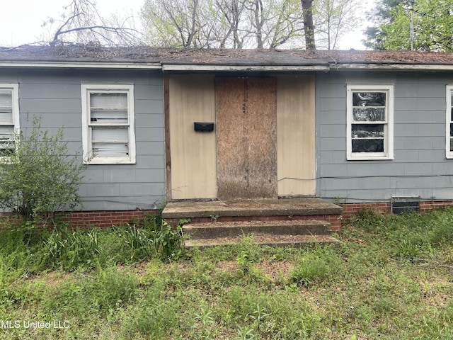 731 Hillmont Dr, Jackson, MS 39209 - back of property featuring crawl space