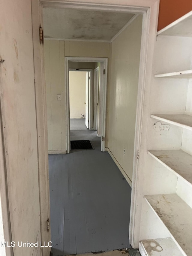 731 Hillmont Dr, Jackson, MS 39209 - hallway with ornamental molding