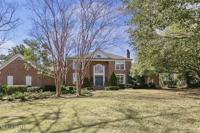 view of front of property featuring a front yard