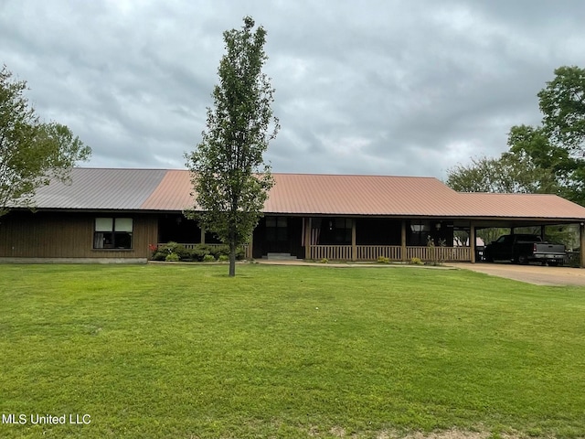 view of front of home with a carport and a front lawn