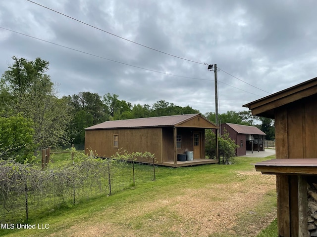 view of yard featuring an outbuilding