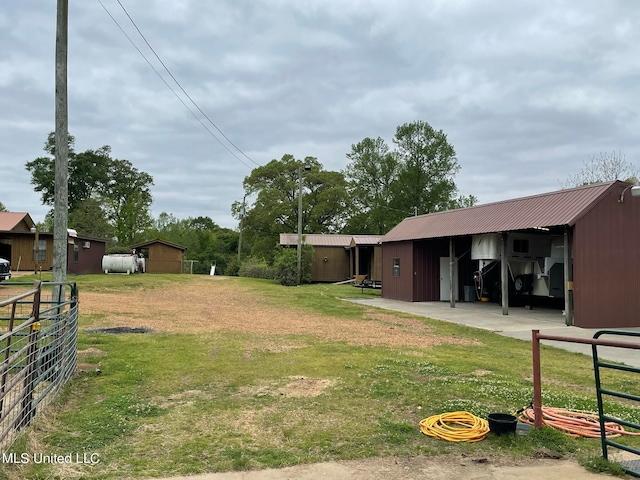 view of yard featuring an outdoor structure