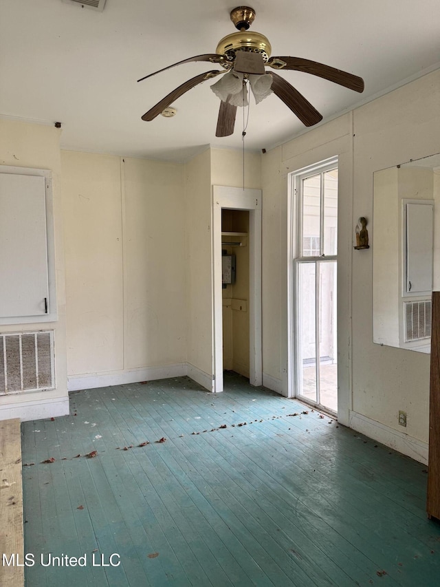 unfurnished room with light wood-type flooring, baseboards, visible vents, and ceiling fan