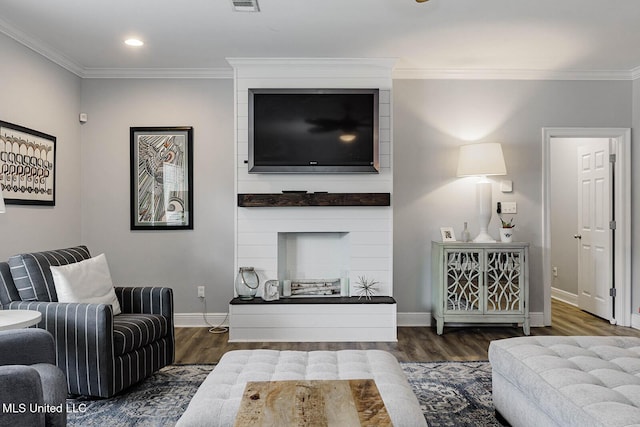 118 Armand Oaks, Ocean Springs, MS 39564 - living room with wood finished floors, ornamental molding, baseboards, and recessed lighting