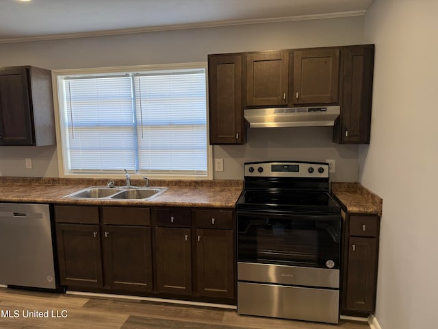 kitchen with stainless steel appliances, sink, crown molding, dark brown cabinetry, and light hardwood / wood-style floors