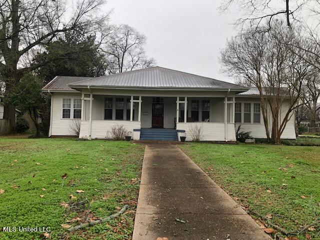 view of front of house featuring a front yard and covered porch