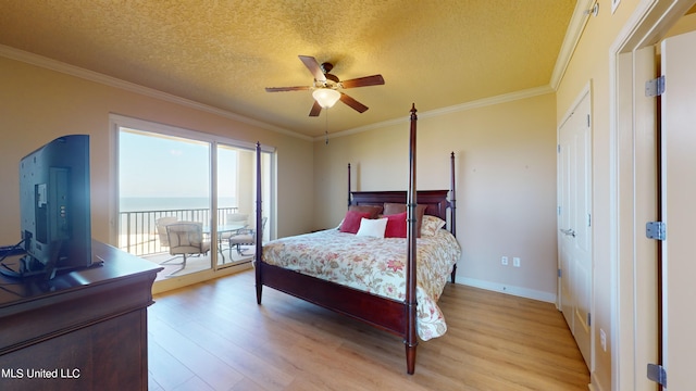 bedroom featuring light hardwood / wood-style floors, crown molding, a textured ceiling, and ceiling fan