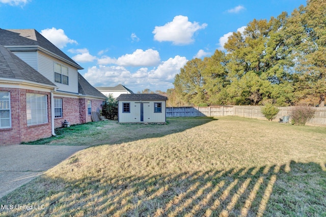 view of yard featuring a shed