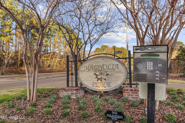 view of community / neighborhood sign