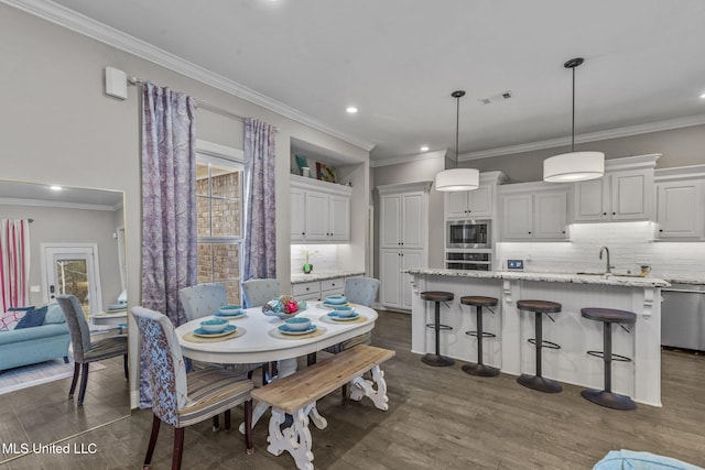 dining area with dark wood-style floors, recessed lighting, visible vents, and crown molding