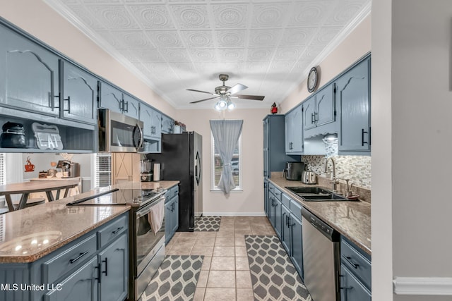 kitchen featuring appliances with stainless steel finishes, sink, ceiling fan, crown molding, and blue cabinets