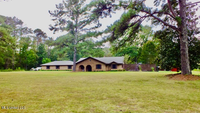 ranch-style home featuring a front lawn