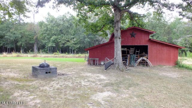 view of yard with an outdoor structure