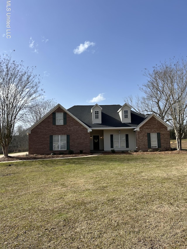 view of front of house featuring a front lawn