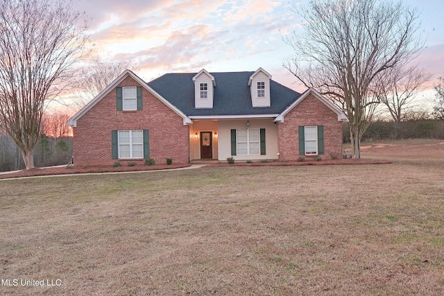 view of front of property featuring a yard