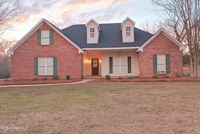 view of front of house featuring a yard